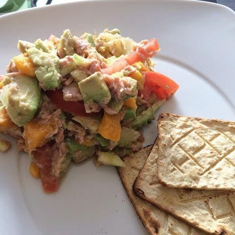 Ensalada de atún con pepino y galletas