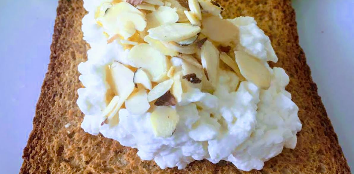 Pan tostado con queso cottage y almendras de 176 Kcal - Receta fácil en la  app Avena