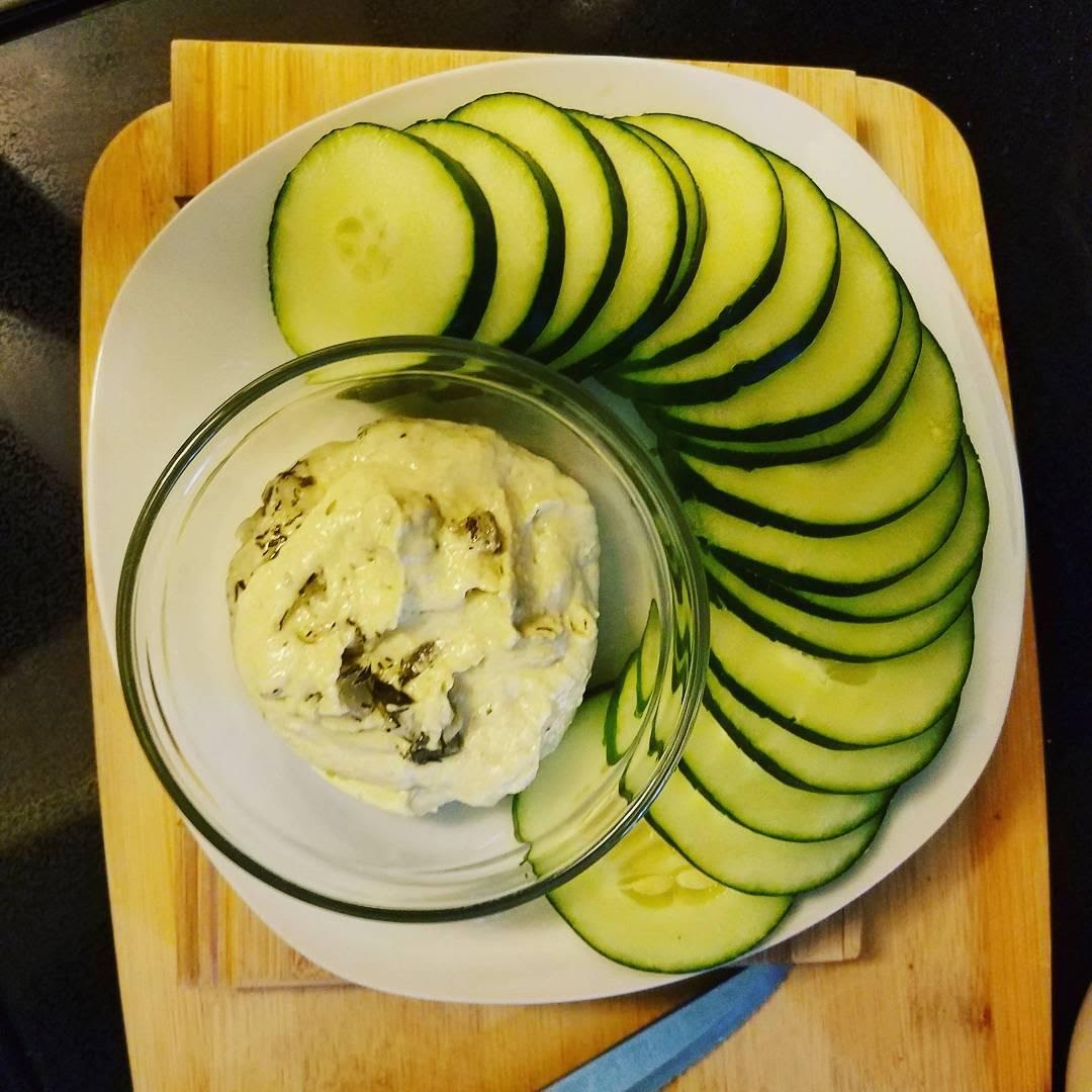 Pepino con hummus de garbanzo de 73.6 Kcal