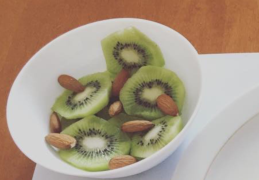 Kiwi con almendras de 135 Kcal