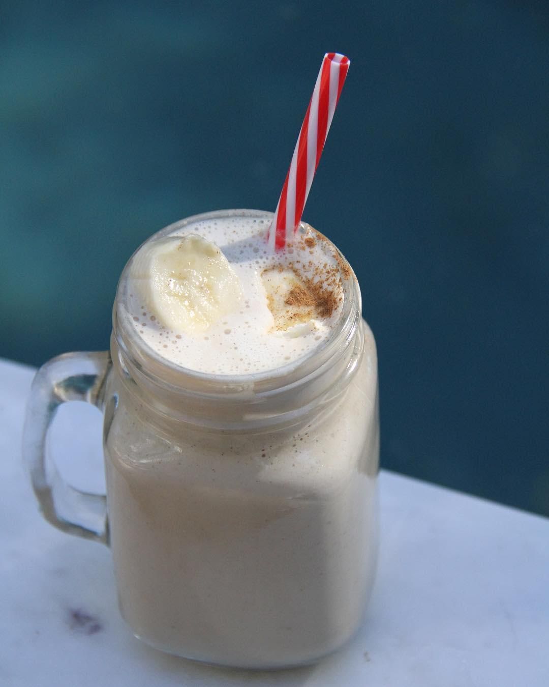 Smoothie de plátano con crema de almendras de 253.1 Kcal