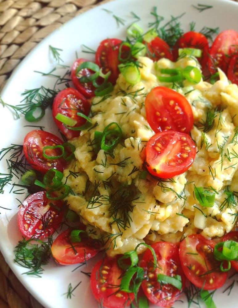 Huevo revuelto con pechuga de pavo horneado  y jitomate cherry