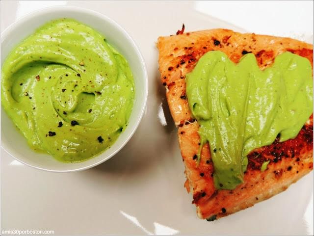 Salmón en salsa de aguacate con verduras asadas y arroz cocido