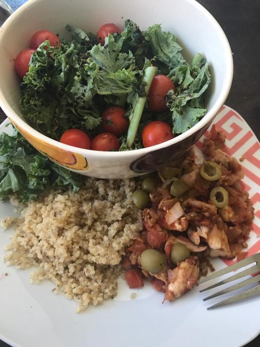 Pollo con aceitunas, arroz y ensalada de 207.2 Kcal