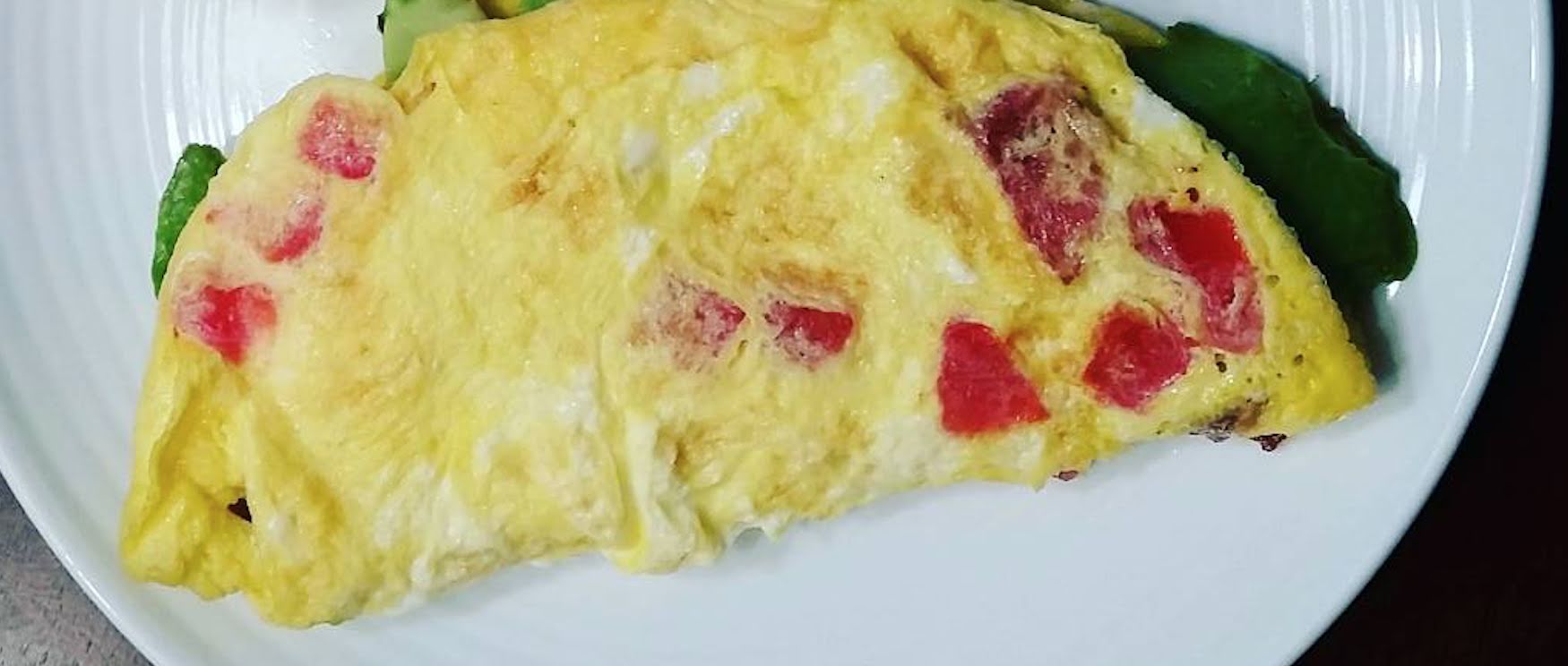 Omelette relleno de aguacate acompañado de ensalada verde de 189.2 Kcal