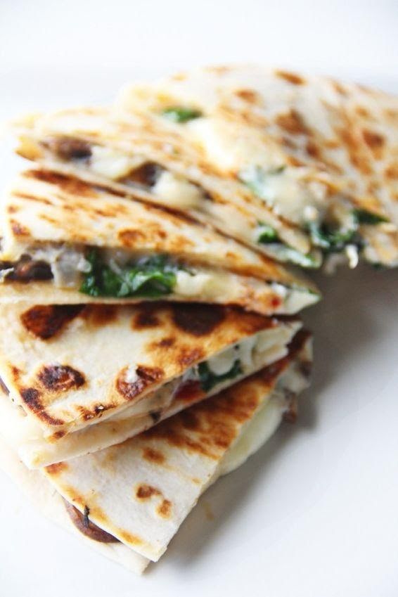 Quesadillas de requesón con espinaca y aguacate acompañado con salsa de jitomate de 222 Kcal