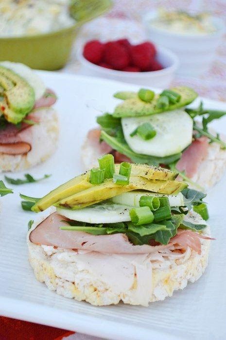 Tortitas de arroz integral con pechuga de pavo horneada con hummus de garbanzo y germinado de alfalfa de 185.1 Kcal