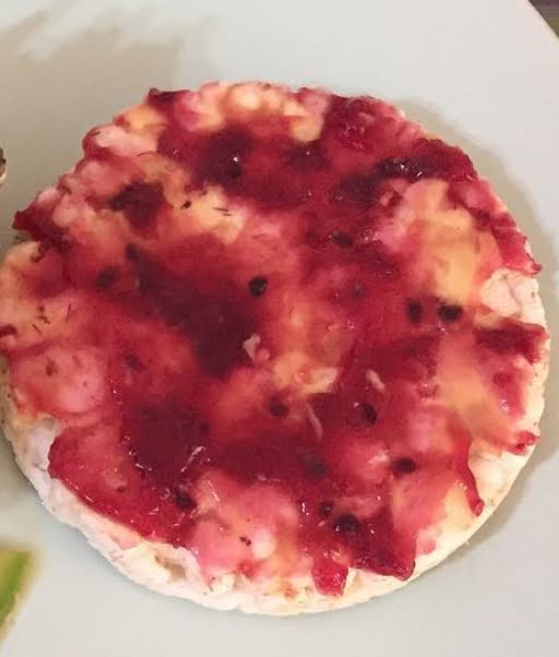 Tortitas de arroz con mermelada de zarzamora de 145 Kcal