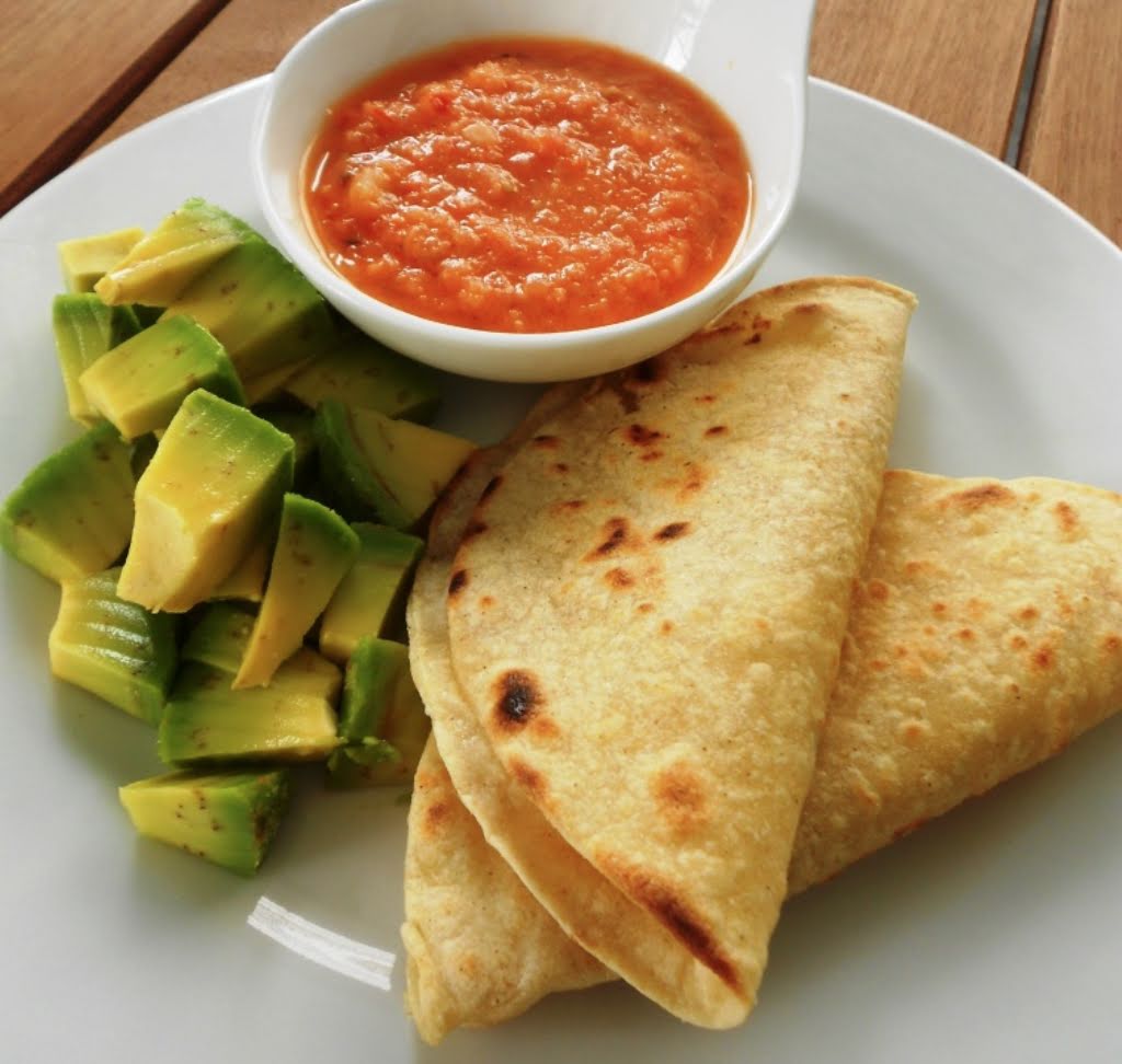 Quesadillas de panela con aguacate, champiñones y pimiento de 213 Kcal