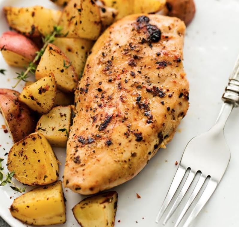 Pollo con papa cocida y ensalada verde con vinagre balsámico