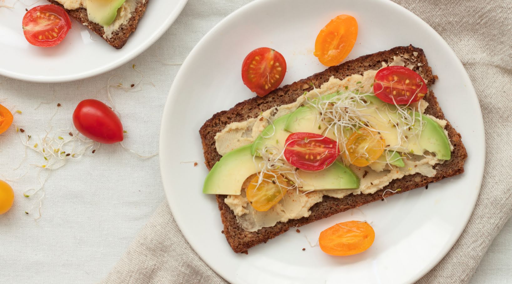 Pan tostado con hummus, aguacate y germen de 164.6 Kcal