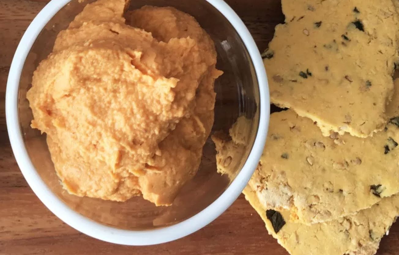 Galleta salma con hummus de garbanzo de 121.6 Kcal