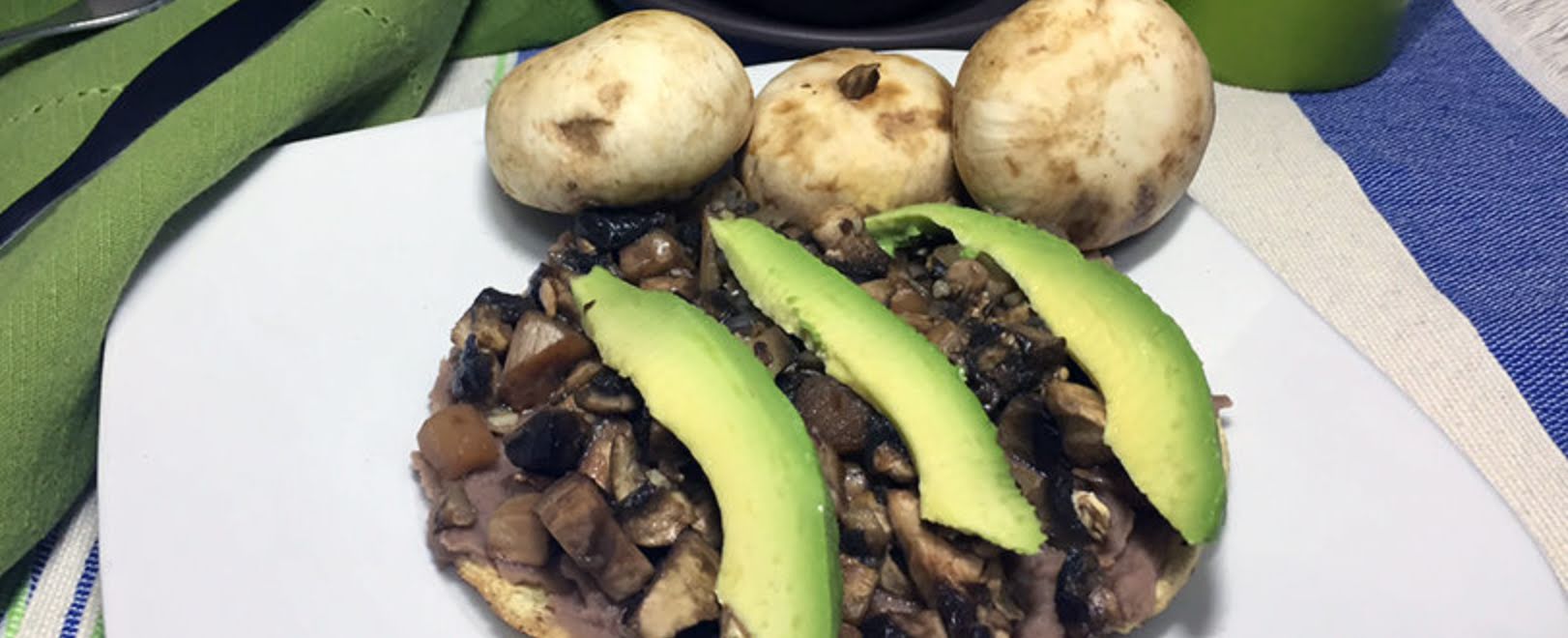 Tostadas de frijoles con champiñones