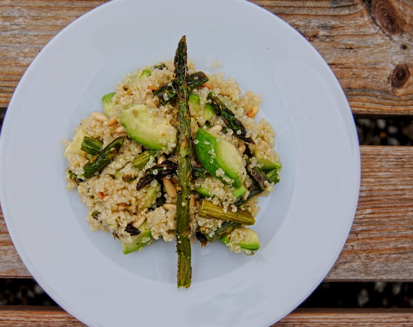 Arroz integral con espárragos y aguacate de 149 Kcal