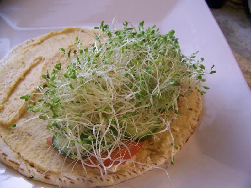 Tostadas horneadas con hummus de garbanzo y germinados de 211.6 Kcal