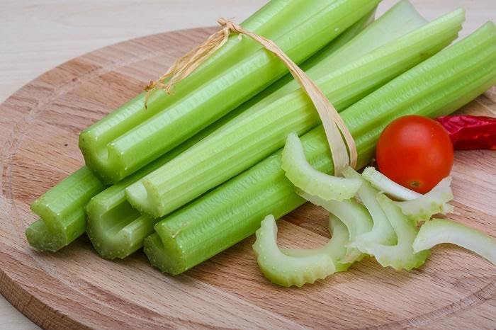 Apio con tajín y limón de 22 Kcal