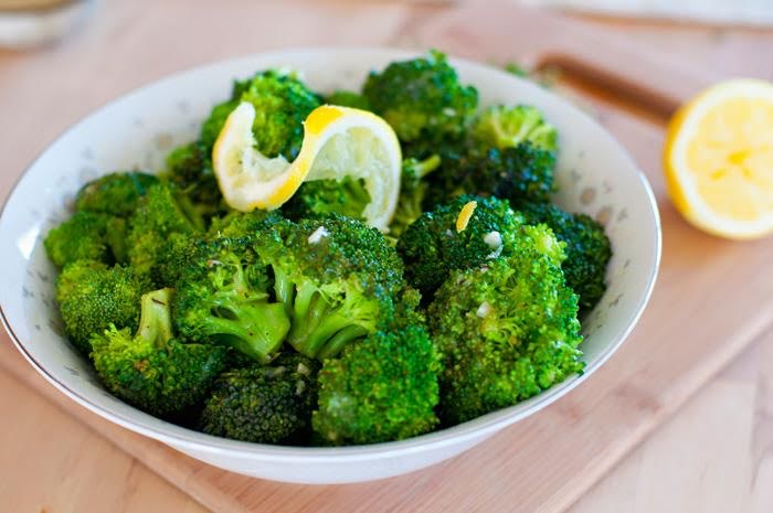 Brócoli cocido con un poco de tajín y limón