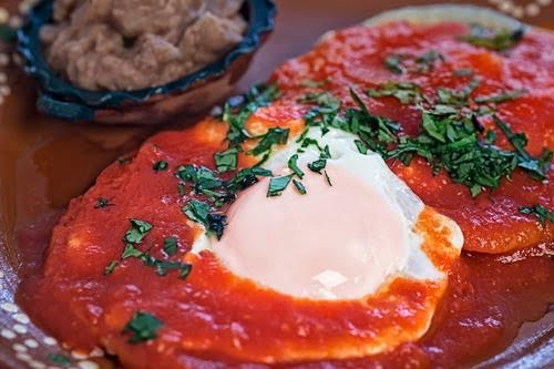 Huevo con ensalada en salsa de jitomate por Avena Salud - Receta fácil en  la app para nutriólogos Avena