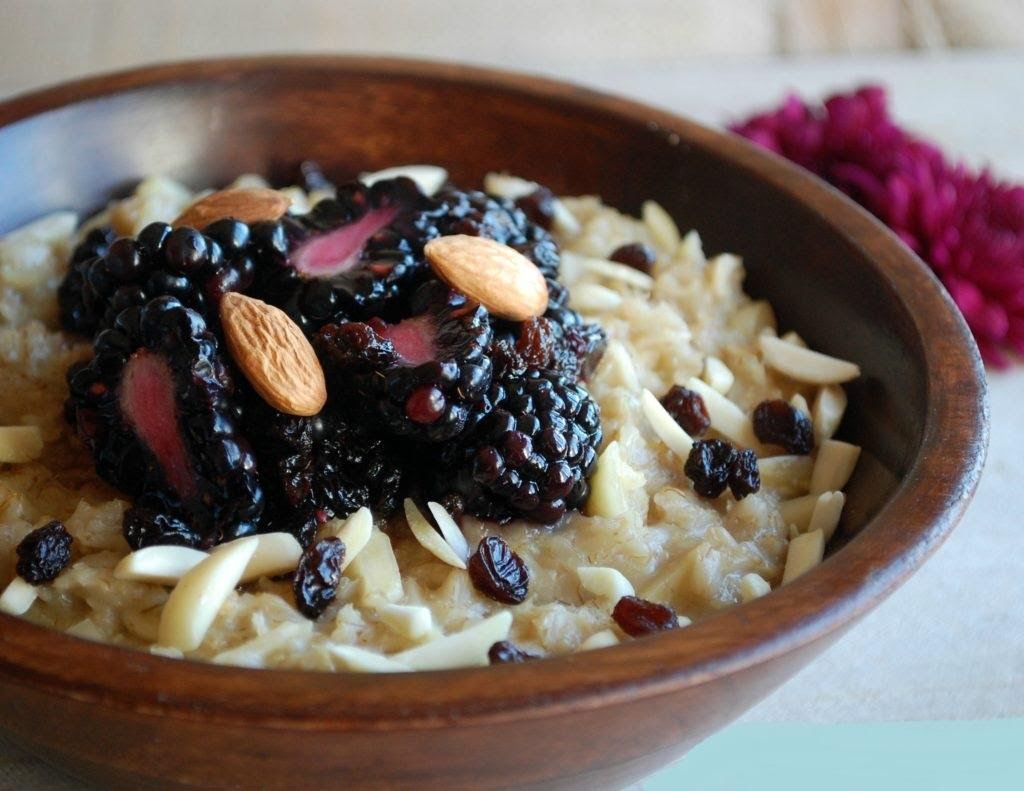 Avena con zarzamora y almendras