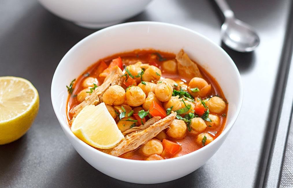 Sopa con pollo, garbanzos, aguacate y verduras