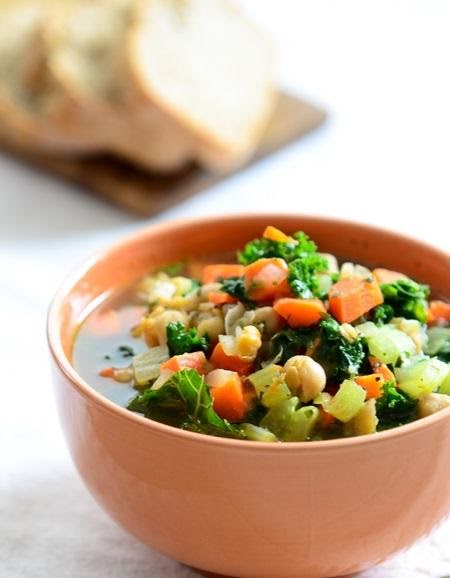 Sopa de verduras con garbanzos acompañar con tostaditas