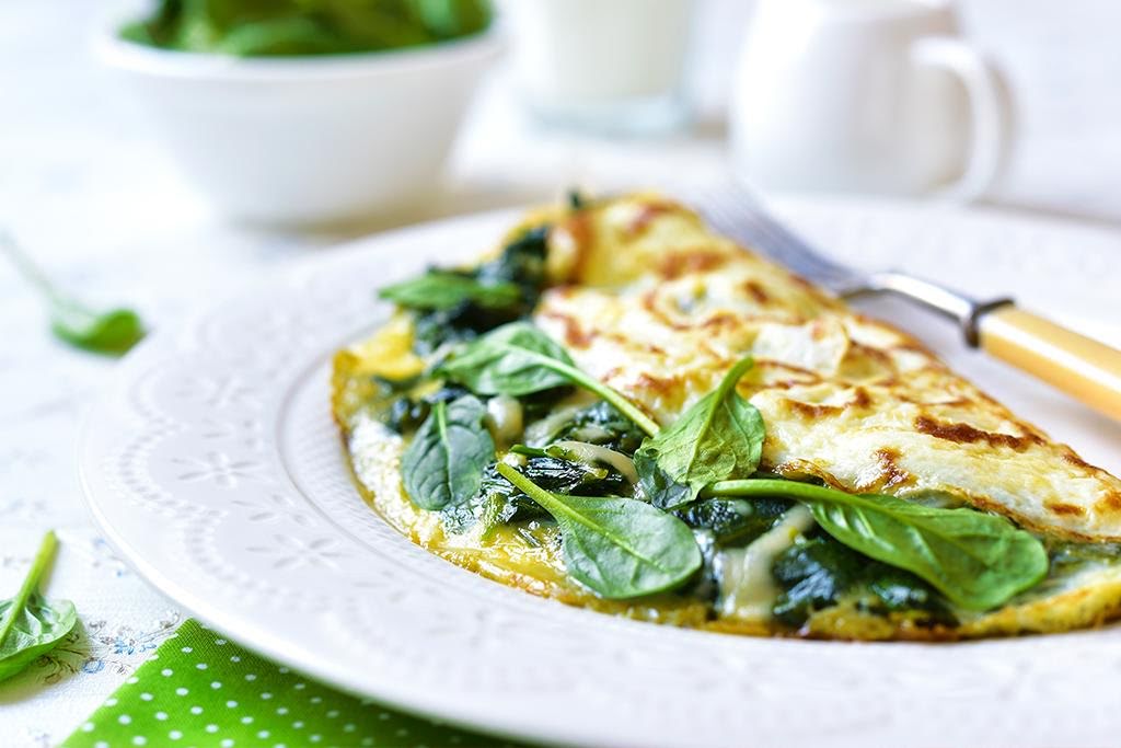 Omelette de espinacas con aguacate de 189 Kcal