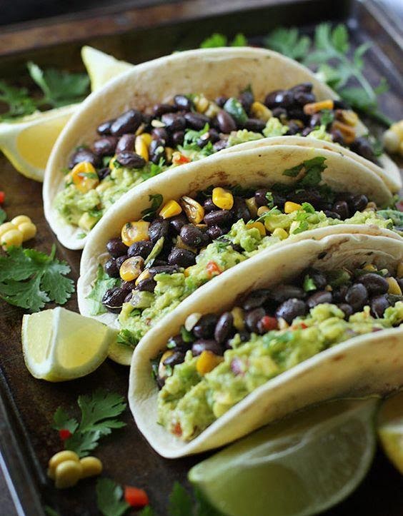 Taquitos de frijol con guacamole