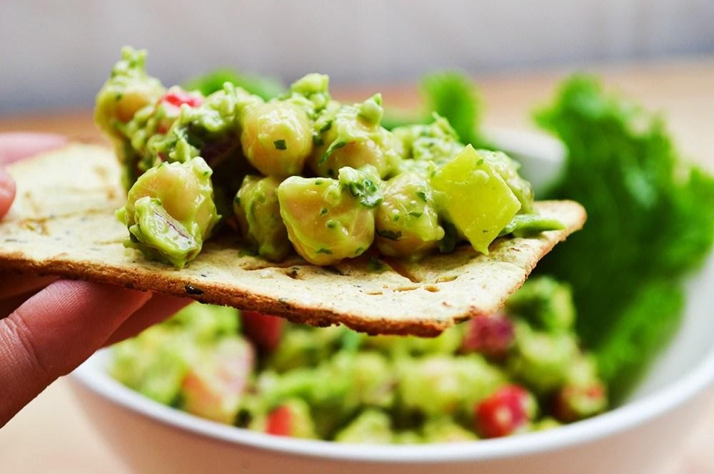 Ensalada de garbanzos con tostadas horneadas de 309 Kcal