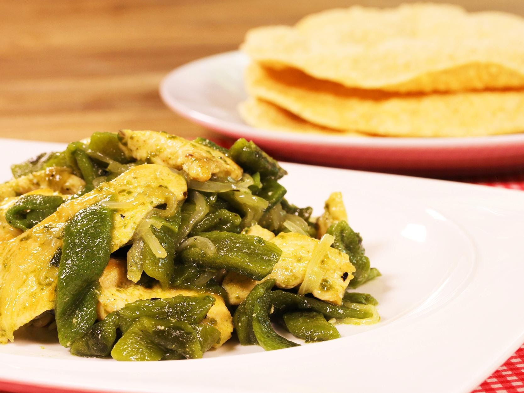 Rajas de chile poblano con pollo