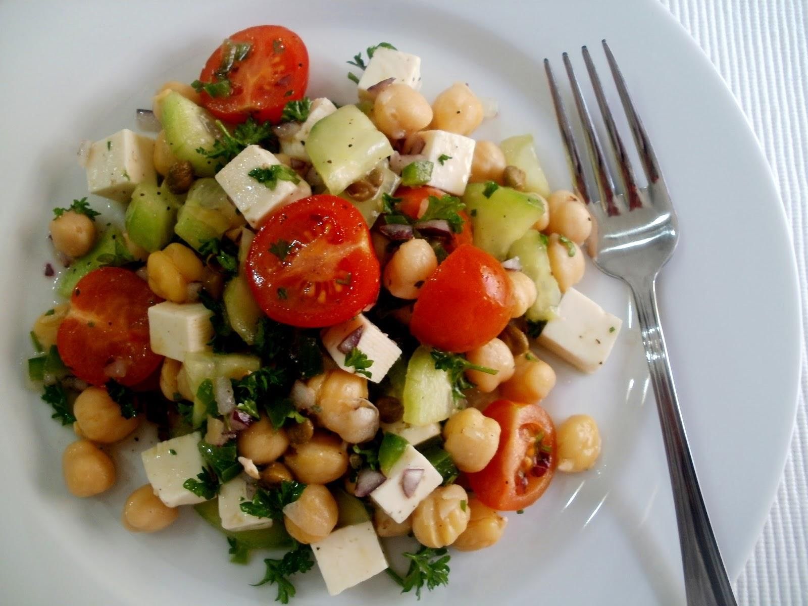 Ensalada de queso panela con garbanzos