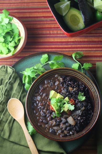 Frijoles de la olla con verdura y aguacate de 187 Kcal