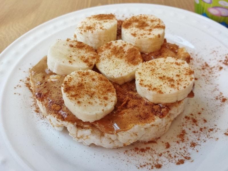 Tortitas de arroz con plátano y canela de 118 Kcal