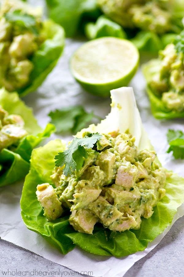 Taquitos de lechuga con pollo en salsa verde