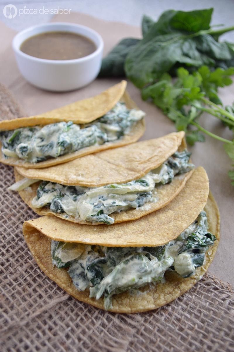 Tacos de requesón, espinacas y cebolla