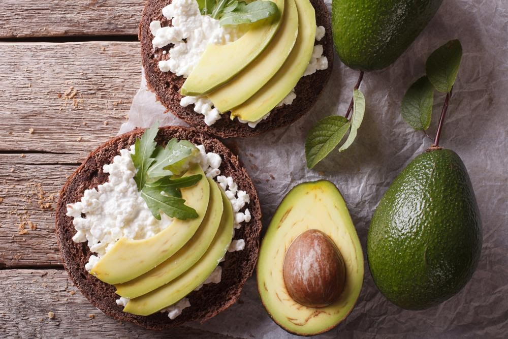 Galletas habaneras con queso cottage y aguacate de 166 Kcal