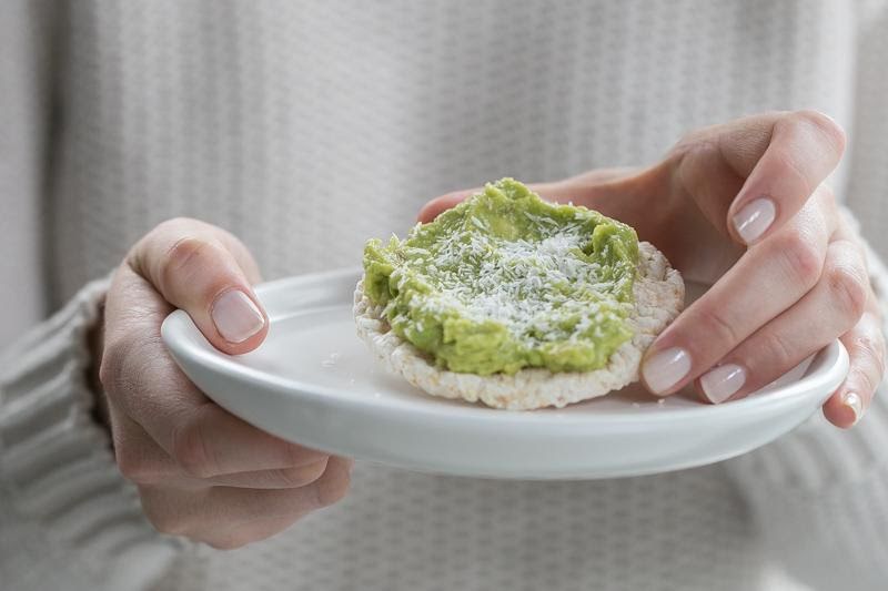 Tortitas de arroz con guacamole y queso panela de 174 Kcal