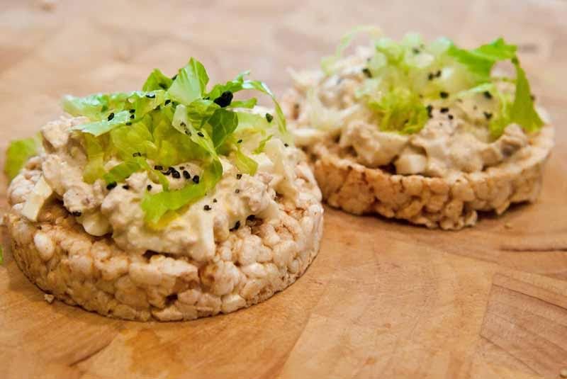 Tortitas de arroz con hummus y queso fresco de 185.6 Kcal