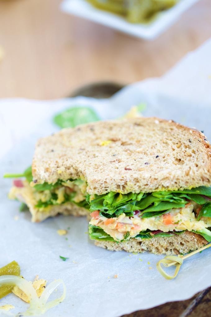 Sándwich de ensalada de garbanzo con pollo