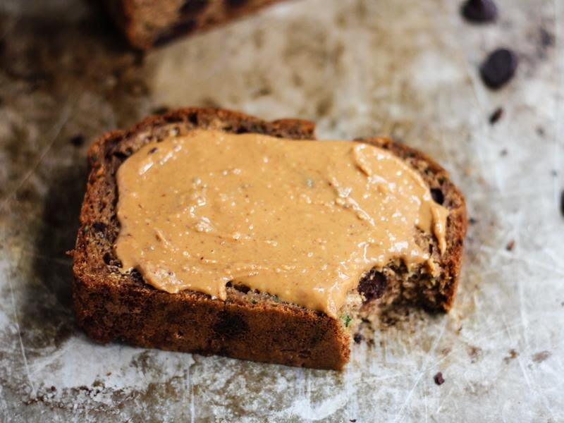 Pan integral con crema de cacahuate y leche descremada de 238.1 Kcal