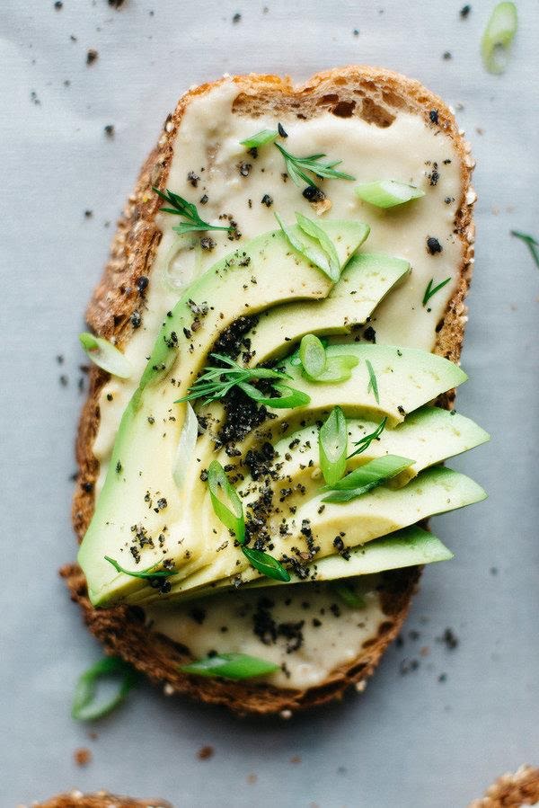 Tostadas con panela y aguacate. Sandía de postre.