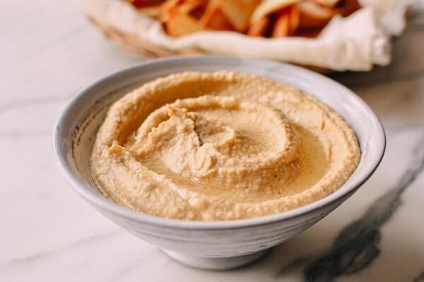 Pan integral con hummus y queso panela. Fresas de postre