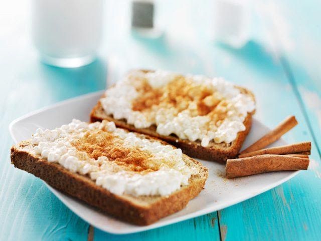 Pan integral con queso cottage y almendra fileteada de 182 Kcal - Receta  fácil en la app Avena