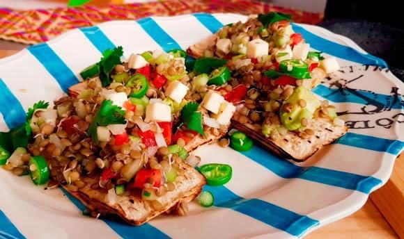 Tostadas de ceviche de lentejas de 207 Kcal