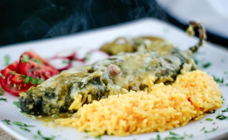 Chiles rellenos de arroz rojo de 202 Kcal