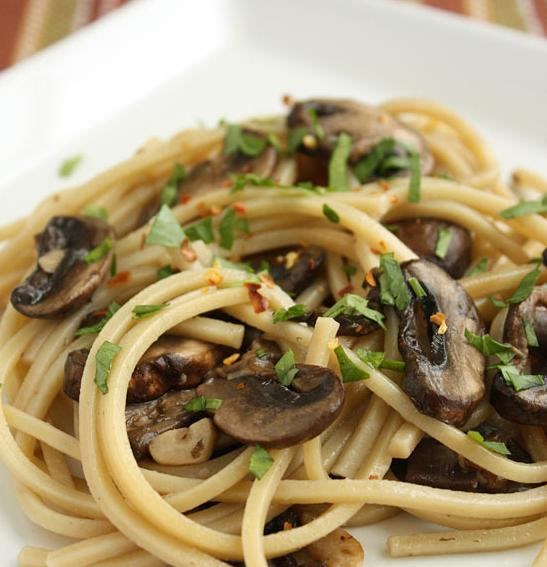 Pasta con champiñones y aguacate de 131 Kcal