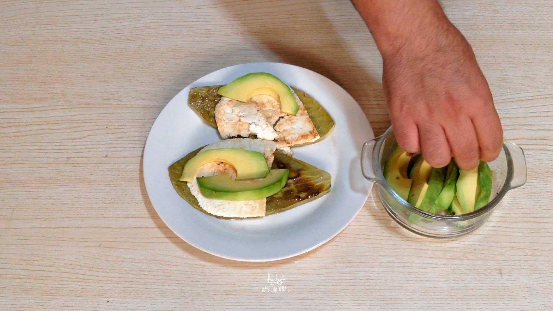 Nopales con panela y aguacate de 134 Kcal