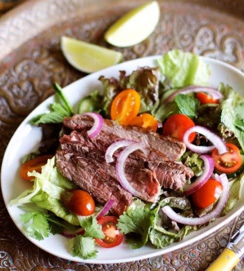 Bistec de res con ensalada de 123.2 Kcal