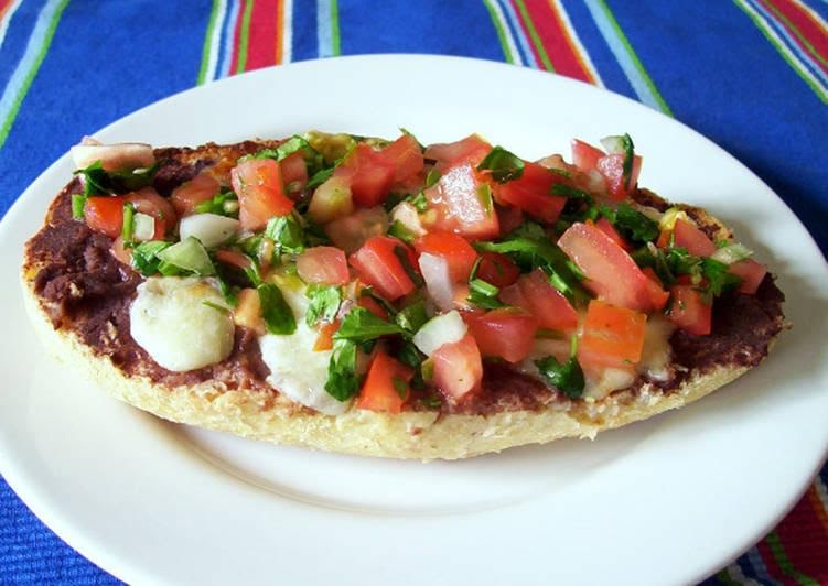 Molletes con frijol y guacamole de 221 Kcal