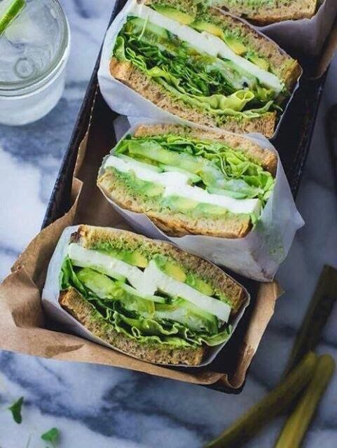 Sándwich de panela y aguacate de 176 Kcal