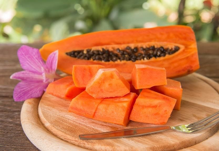 Papaya con amaranto y almendras de 184 Kcal